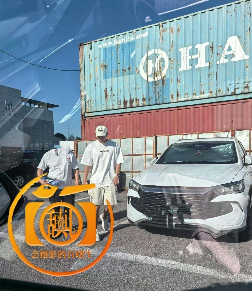 黄子韬出现在车管所！此前他因为违规停车、改装不备案被通报处罚！黄子韬