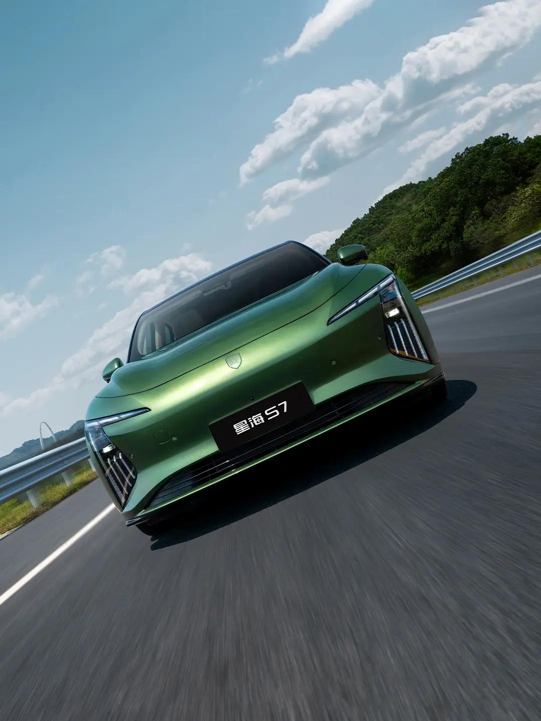 星海S7全域800V高压碳化硅平台，环保材质内饰，配备大尺寸中控触摸屏，内置智能