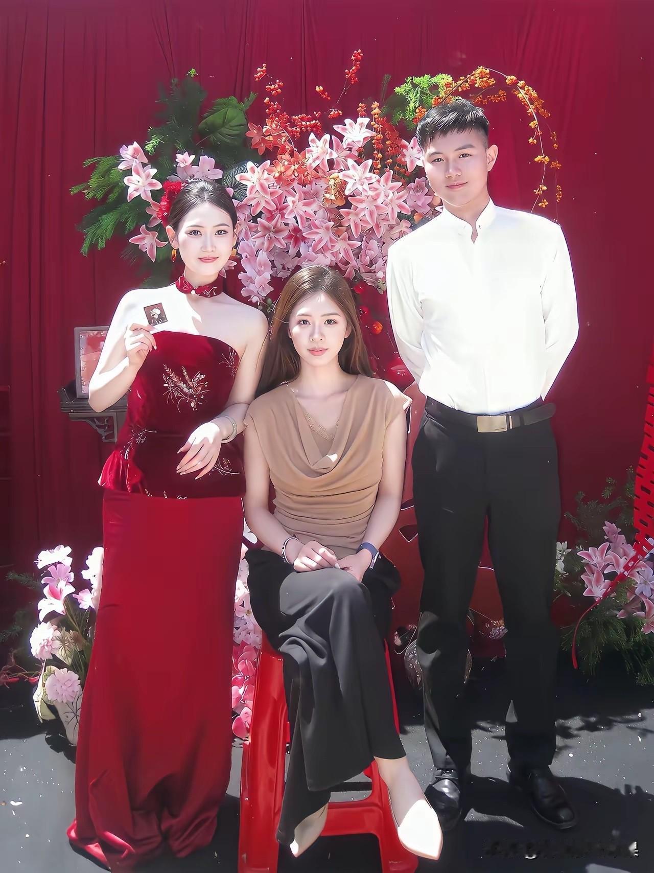 两个女生对比之下，才知道谁最漂亮。