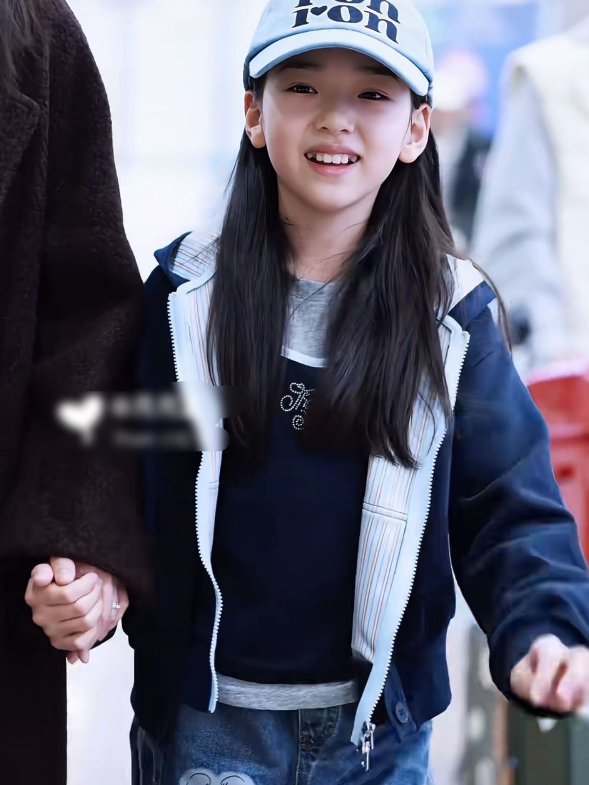 董璇张维伊带小酒窝回北京董璇张维伊带着小酒窝回北京啦，好可爱的一家人 