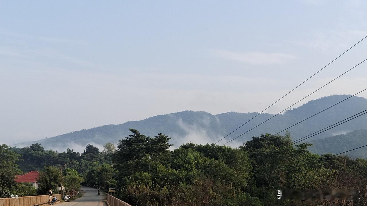 一个中国游客在老挝被开宾馆的中国人老板要求赔10万人民币。今天刷一个老挝的中国网