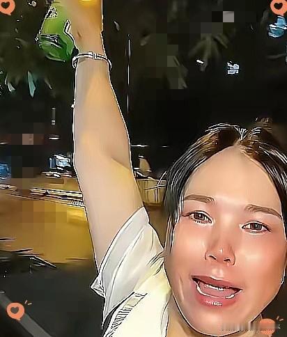 心疼的一幕，重演了！
国庆假期，郑州一女子深夜举着酒瓶当街大喊：千万别远嫁！她红