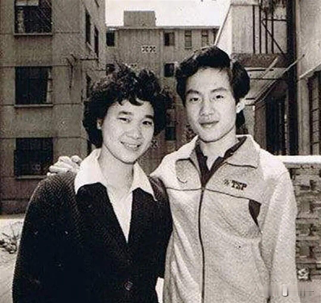 乒乓球名宿曹燕华 🏓

1962年出生于中国上海，1977年入选国家乒乓球女队