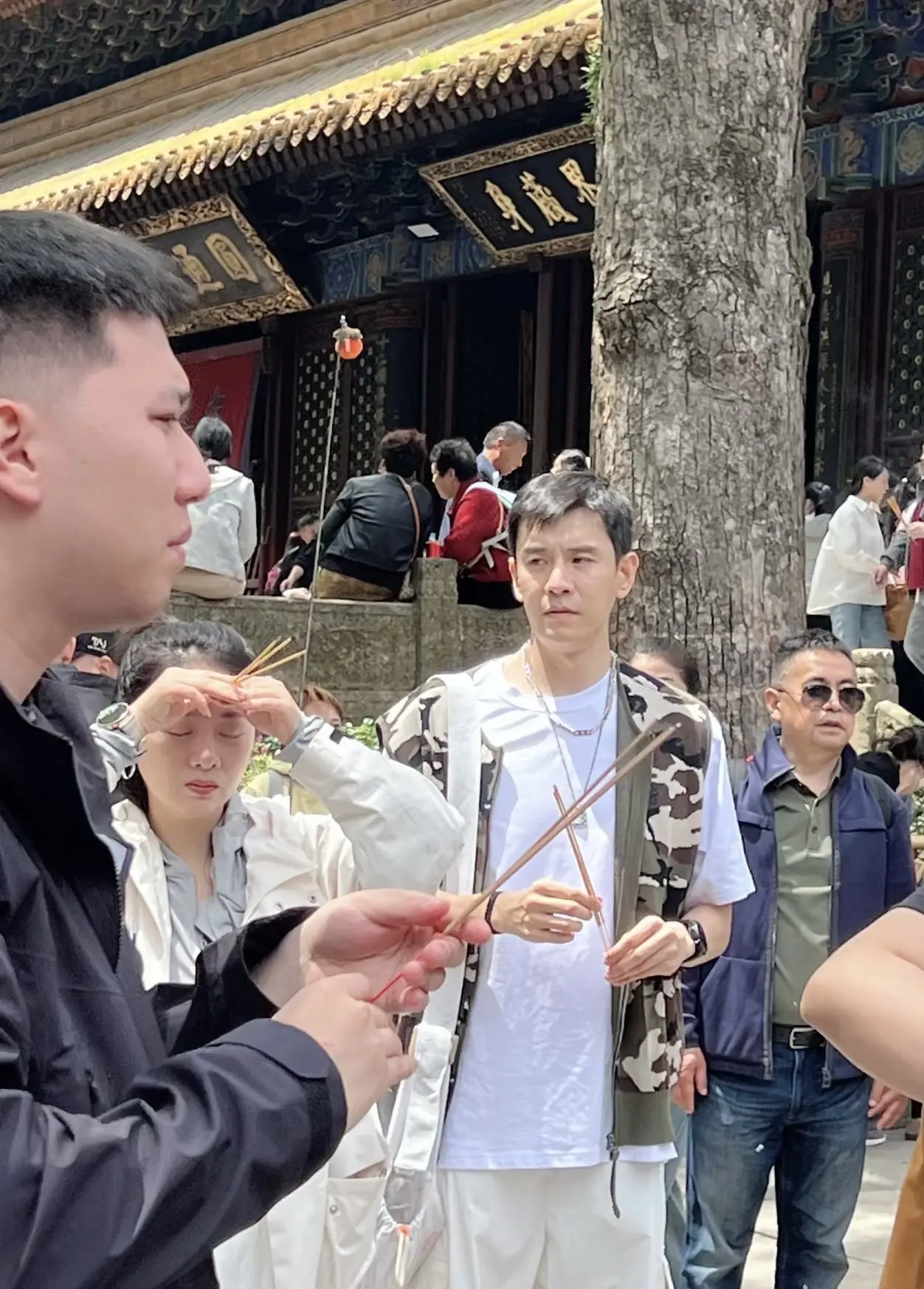 经超小李琳夫妻俩普陀山祈福被偶遇。网友走普陀山偶遇经超小李琳夫妻俩，称...