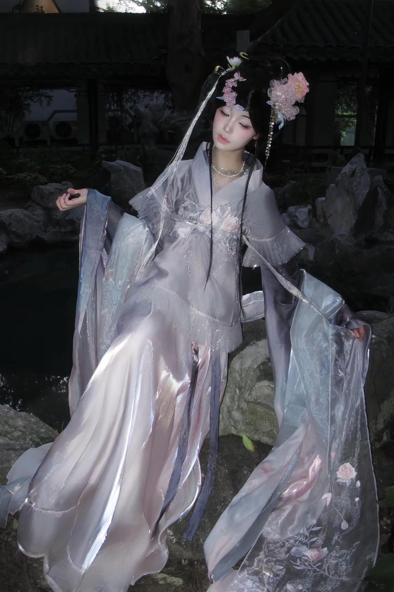 花楹月下。古风 清冷感