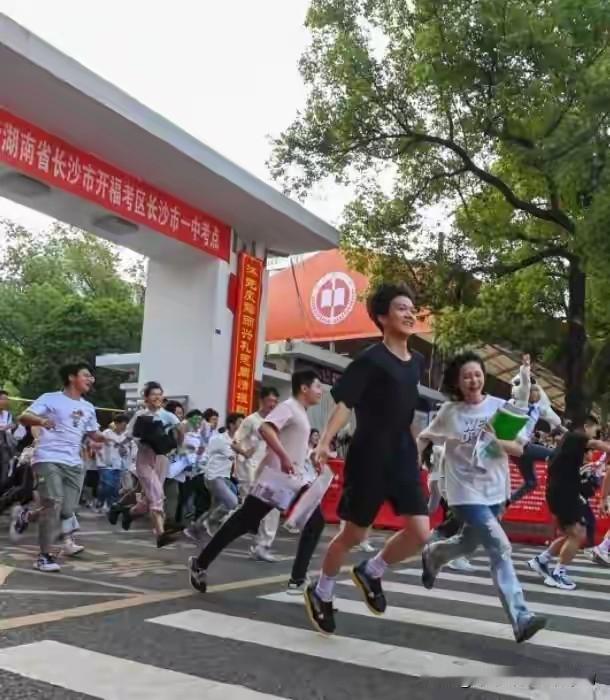 高考的收卷铃才响过一天，四个实打实的好消息就紧跟着砸过来了，个个都精准砸在了考生