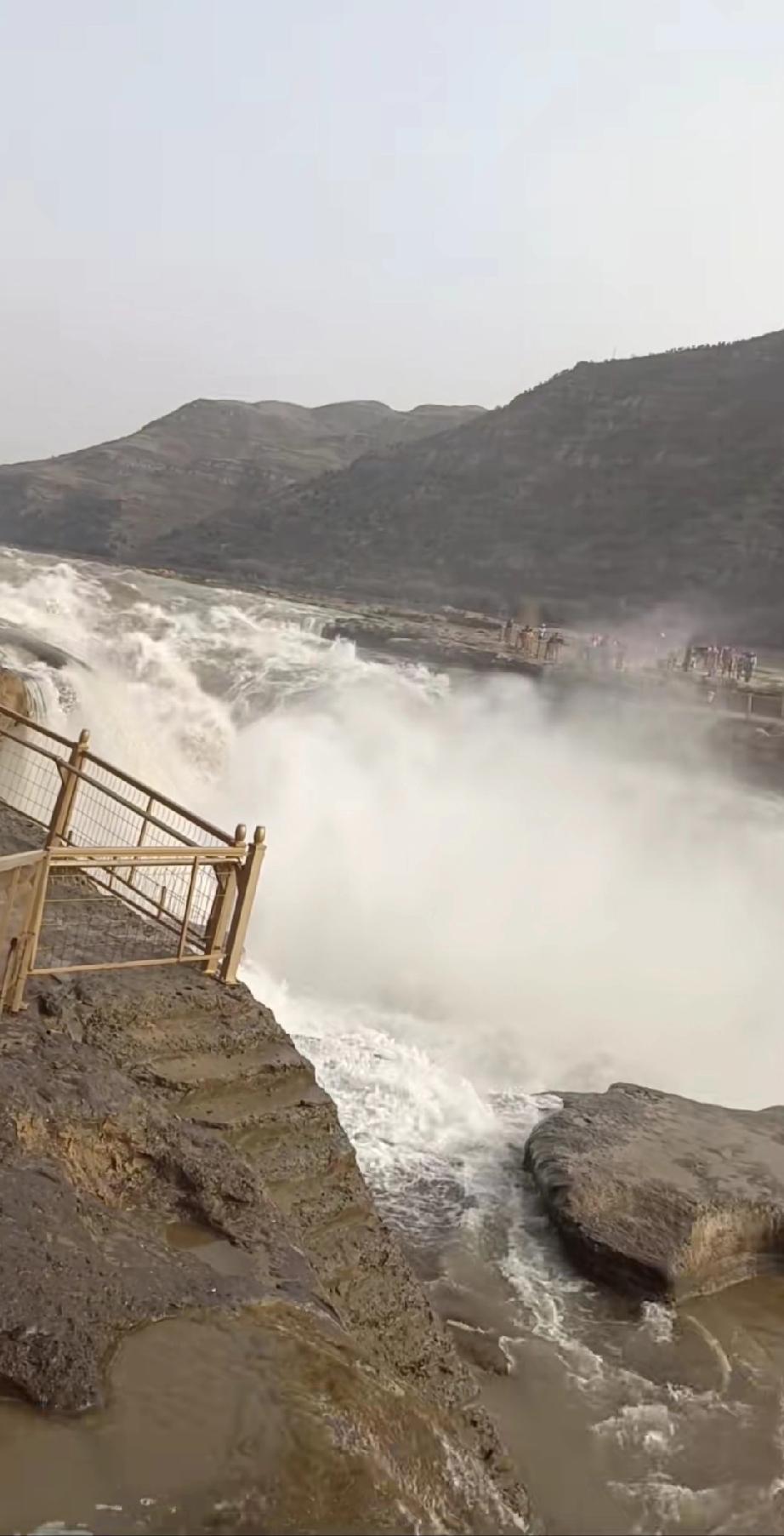 君不见，黄河之水天上来，一百元钱看一眼。