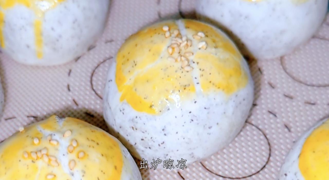 自己学会做蛋黄酥后，我便再也不会去外面买了。
虽说这次有点破酥，不过口感并未改变
