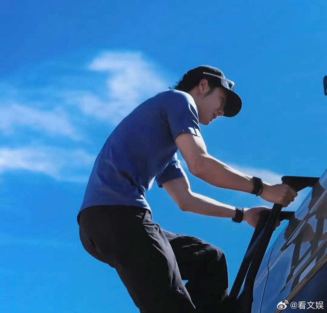 王一博敢于与恐惧言和王一博在全力以赴中去享受快乐王一博在全力以赴中去享受快乐 