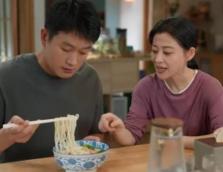 79年的佟大为和75年的梅婷演夫妻，完全暴露了梅婷的年龄。大家惊叹于佟大为的花期
