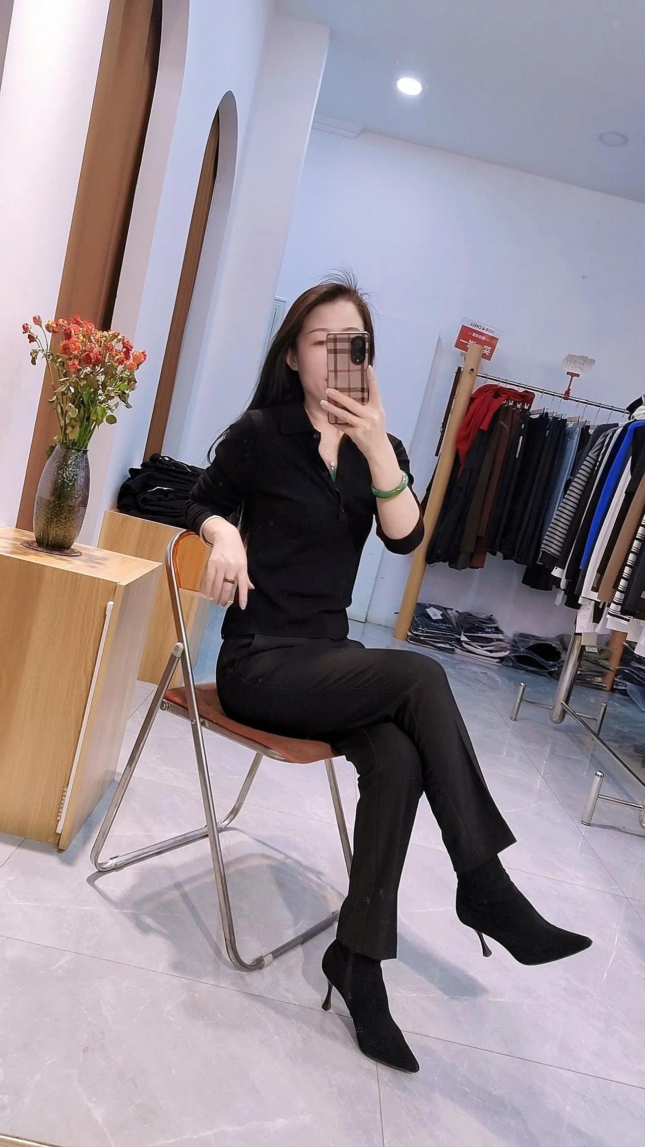 黑色衬衫搭配绿色手镯，简约而不失时尚感！