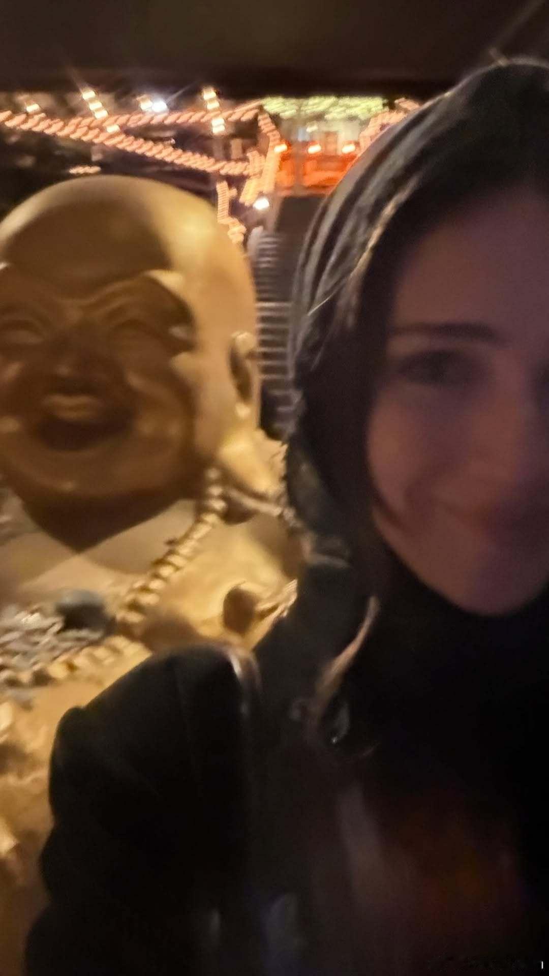 Talia Ryder塔莉娅莱德晒和笑面佛的合影，印证笑容会传染 