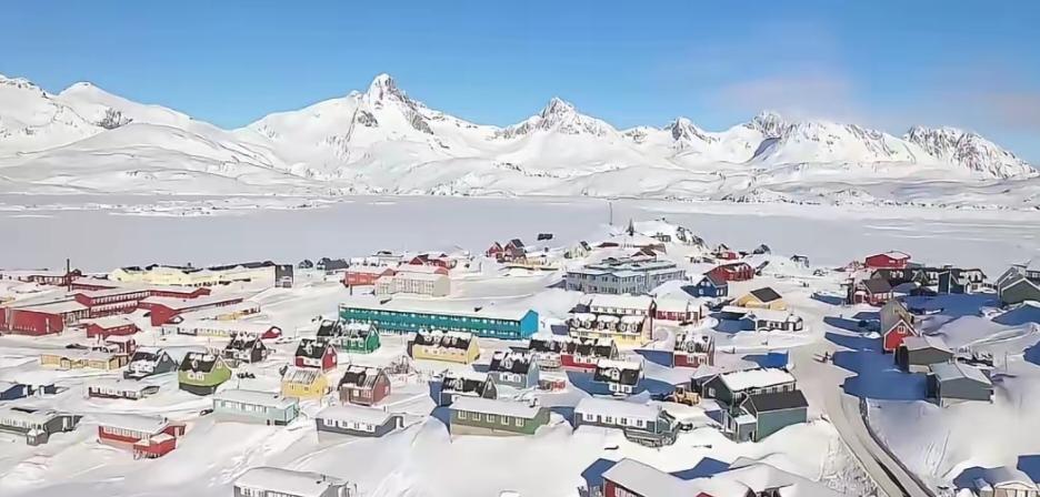 格陵兰岛很可能成为新的国际热点。美国对它觊觎已久，特朗普多次宣称“美国必须得到格