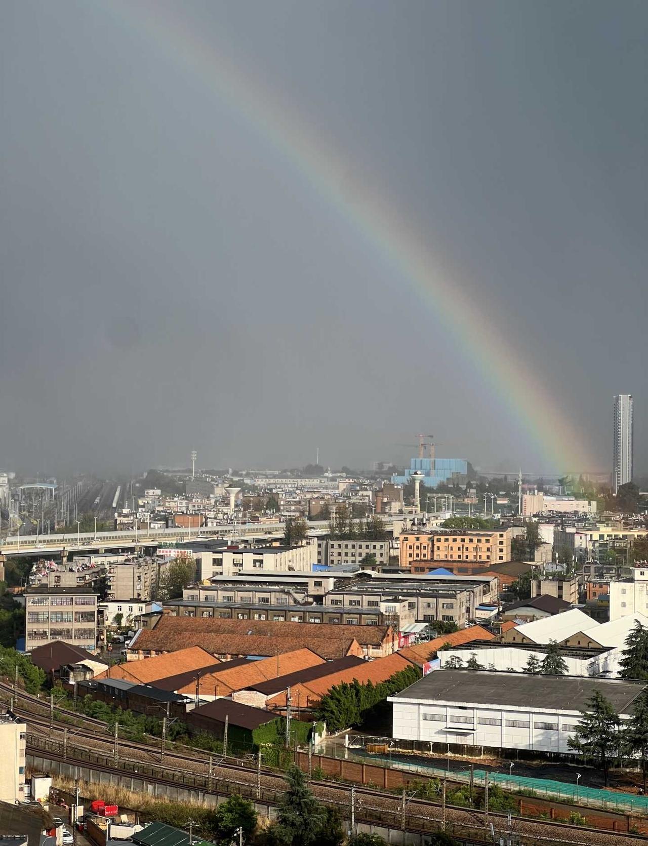 昆明的天你翻脸真快！！！！！
前一秒chao大暴雨 下一秒秒晴🥹
这天气翻脸比