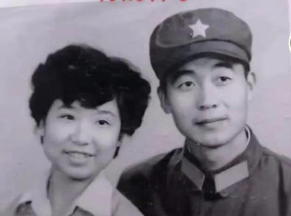 郭某宽杜新枝晒结婚三十年，说自己当年在驻马店当兵认识的，结果网友一问具体哪年当兵
