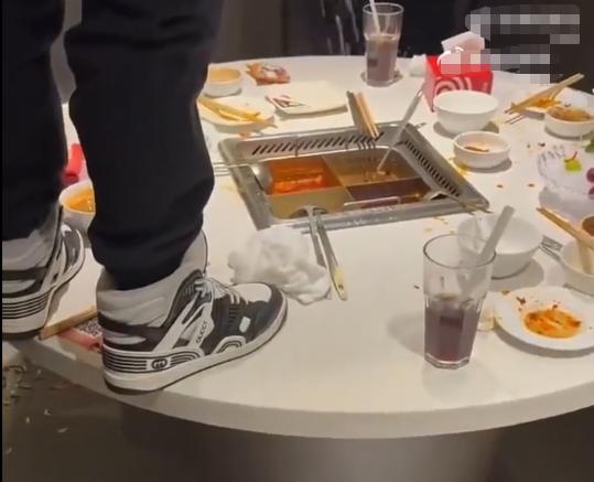 17岁男孩为寻求刺激，往火锅里小便，还拍摄视频发到网上，火锅店怒索赔两千多万，法