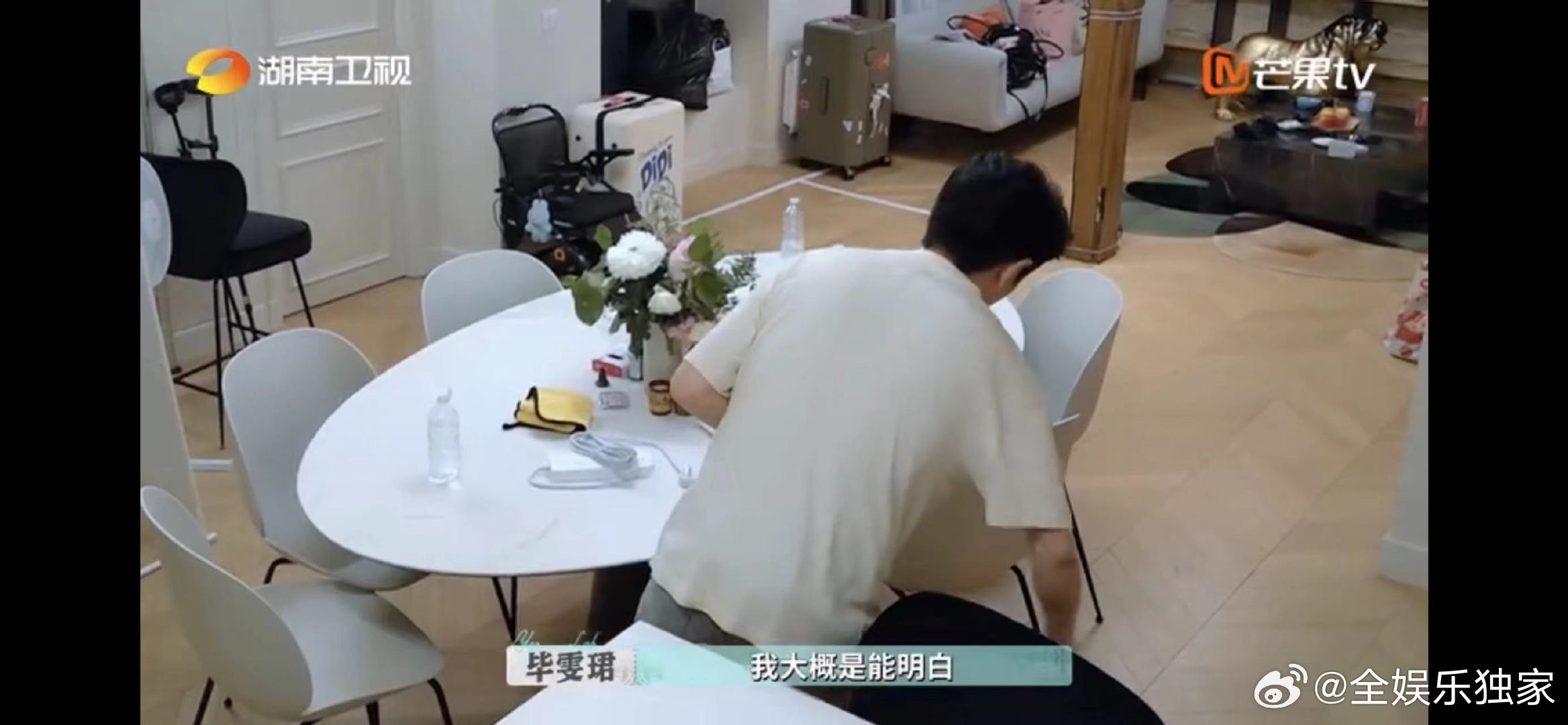 李佳琦[超话]李佳琦紧急培训毕雯珺上岗李佳琦这行动力绝了！回宿舍扫地都不忘给毕雯