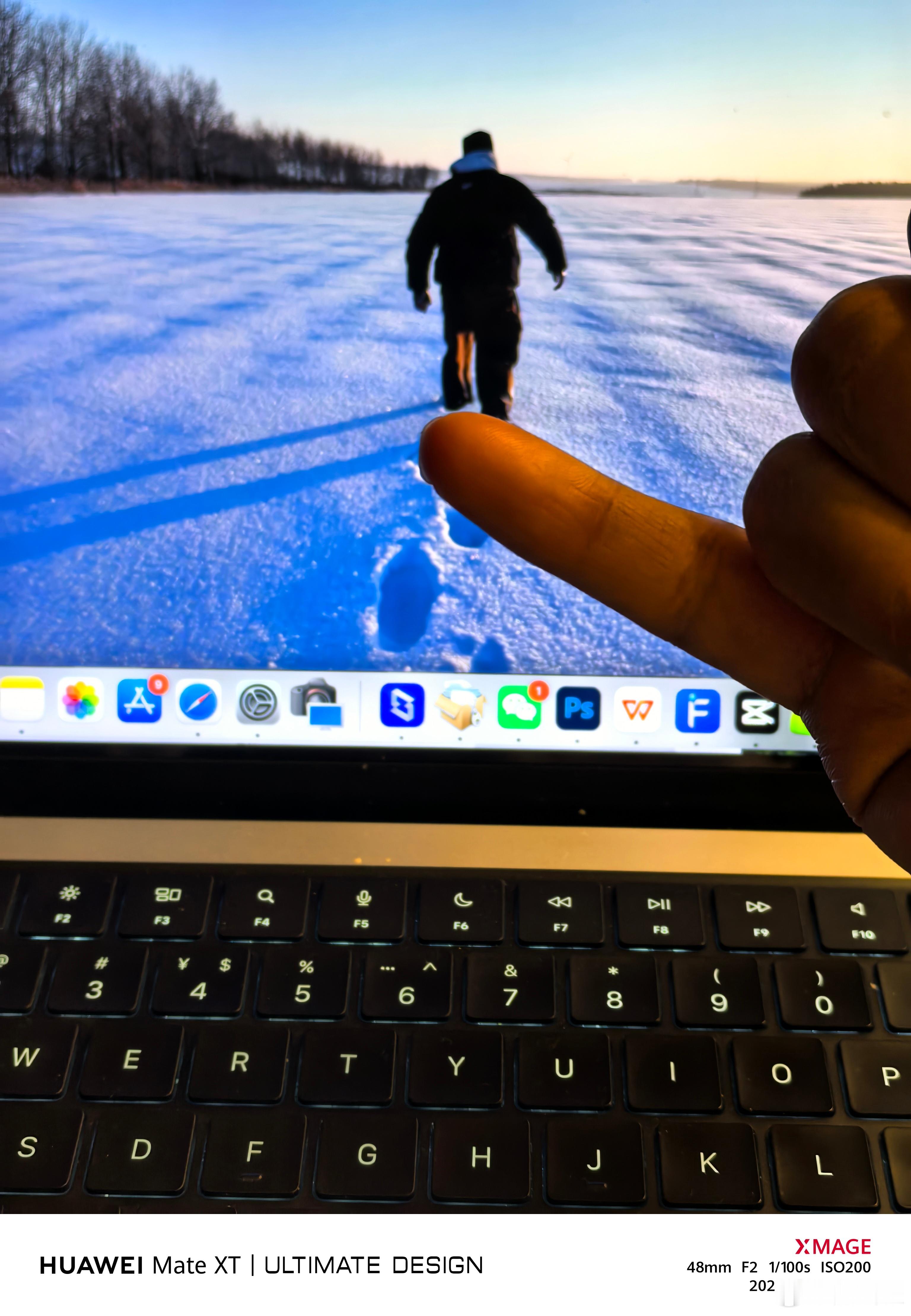 到五大连池了，下午拿手机去雪地里浪了一会儿，结果小拇指冻了……还是对东北的寒冷缺