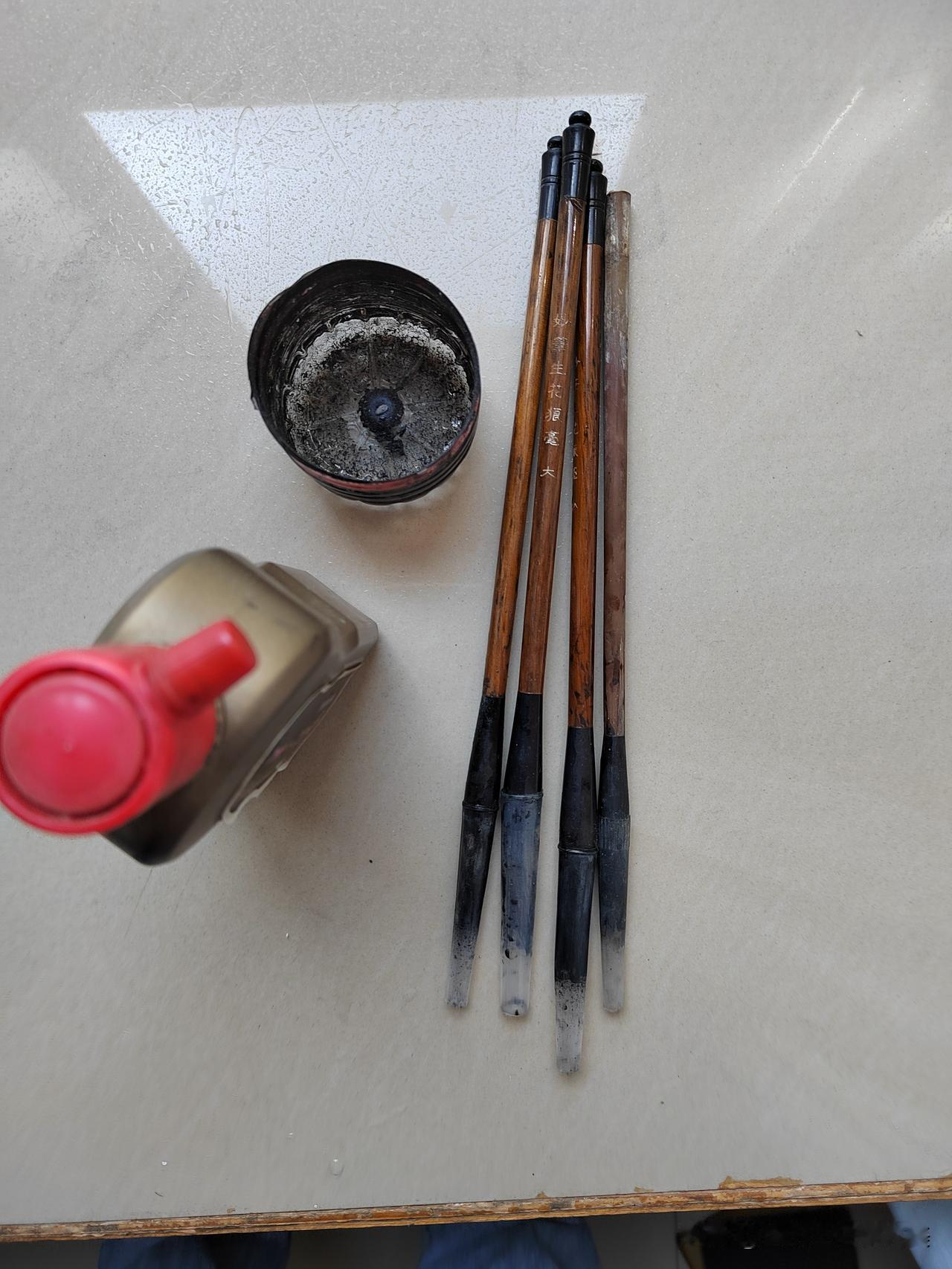 曾几何时我也是积极上进的人，每天晚上运动回来都要挥毫泼墨一下，悉心练习书法。
可