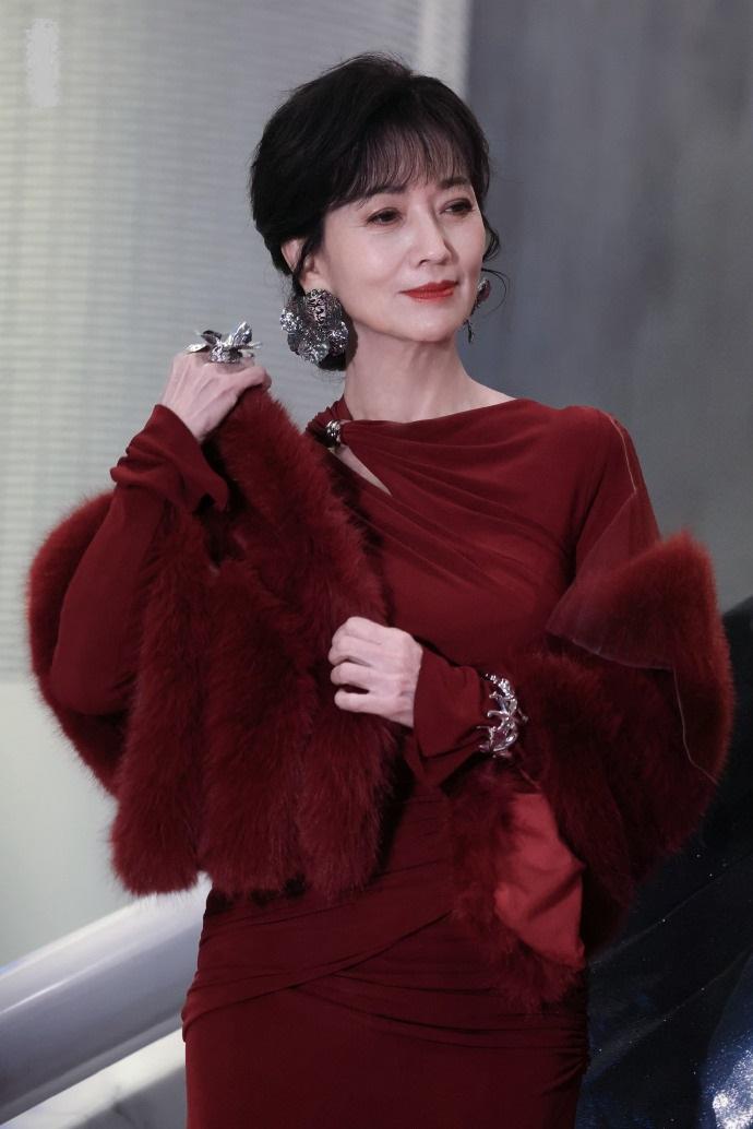 最近赵雅芝在出席活动的时候穿了一身大红色的衣服，看上去特别的靓丽。

她里面穿时