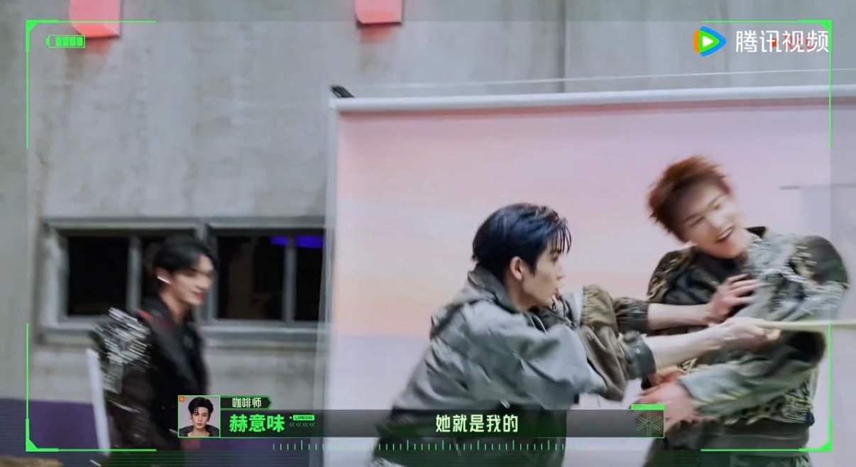 张凌赫为爱开启乱斗模式开始推理吧4中张凌赫主动开启为爱乱斗，光剑和大锤成为对战武