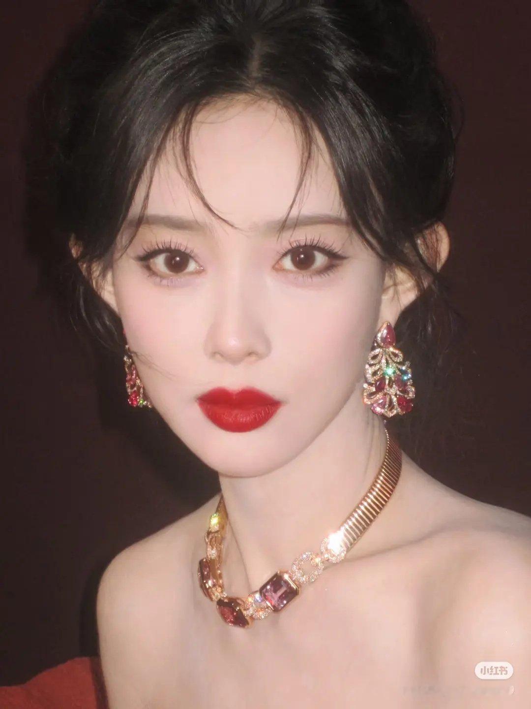 孟子义明艳大美女，这个怼脸美的太夸张了 ​​​