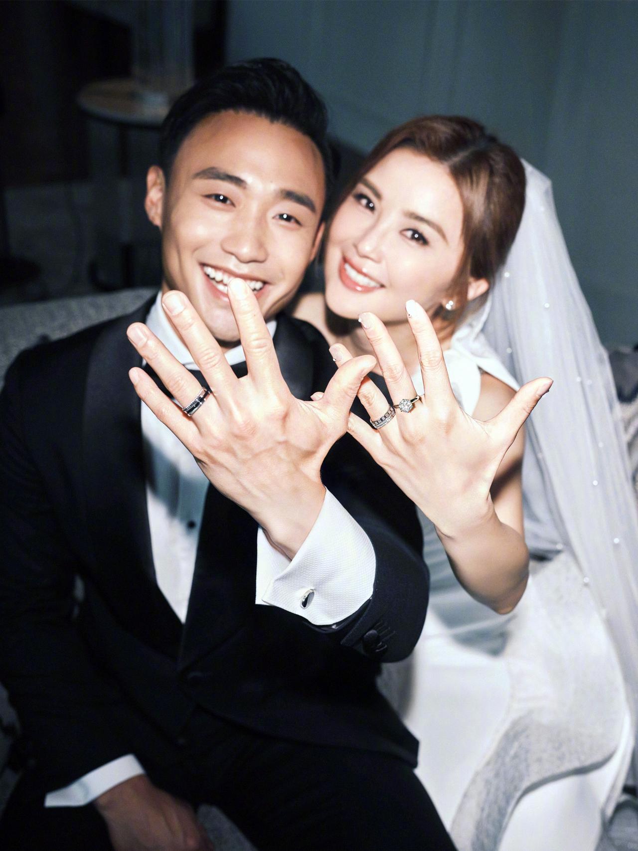 43岁蔡卓妍幸福晒照说她结婚了，
二婚老公是圈外健身男教练，
网友们看到后，不淡