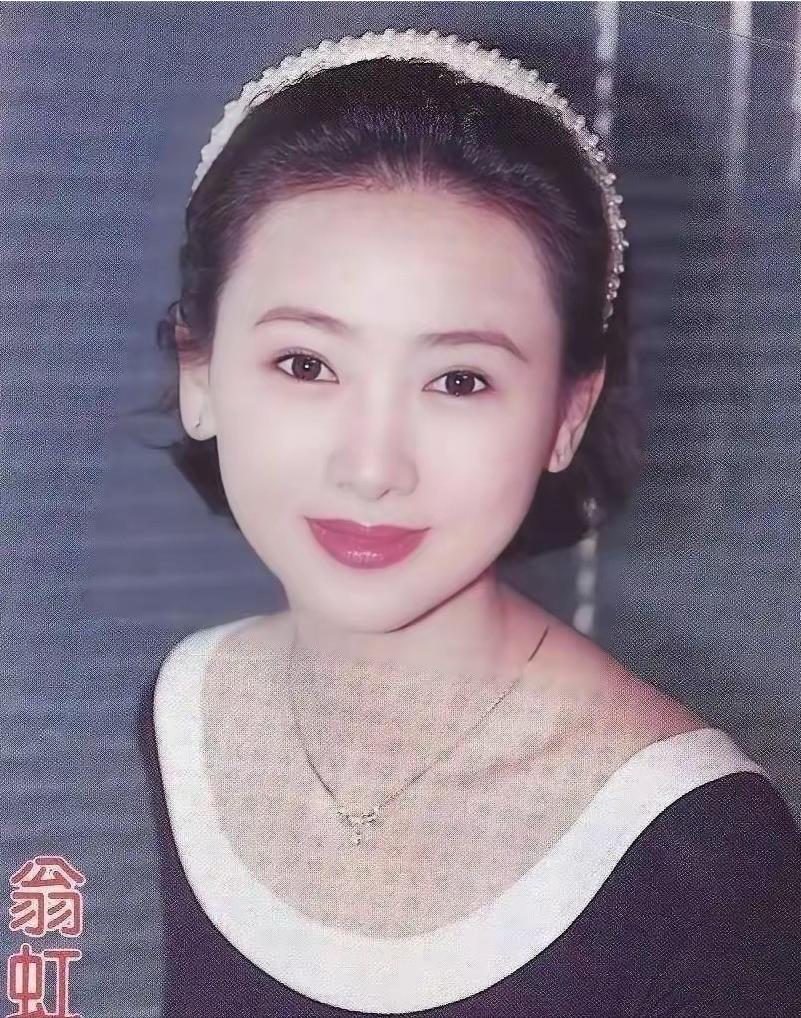 2005年，翁虹被婆婆赶出家门："滚！你配不上我儿子！"她转身拉着行李箱消失在美