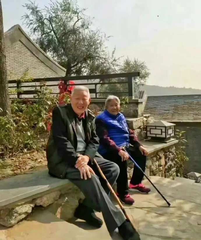 一对晒太阳的老夫妇看着普普通通的，实际上是我们的两弹一星的元勋功臣，中国航天技术