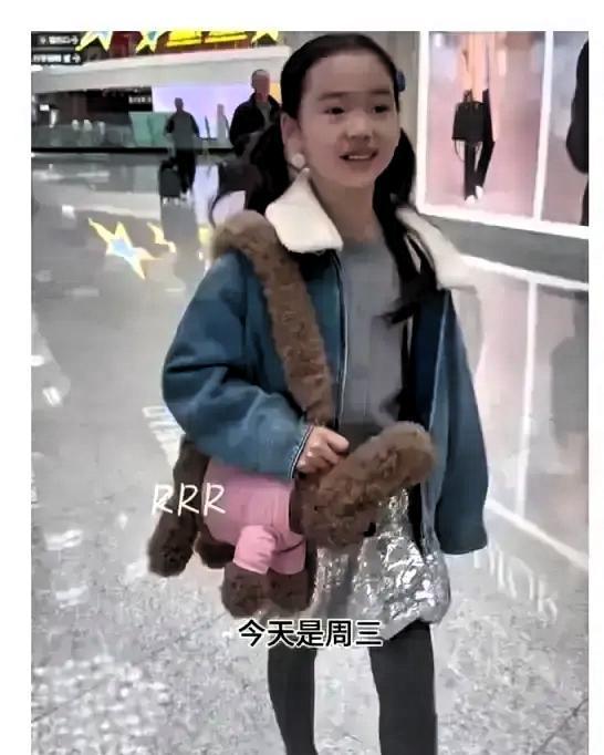 九岁网红小酒窝被曝一个月请假十来天，就为拍短视频和跑商演。
 
老师多次找家长反