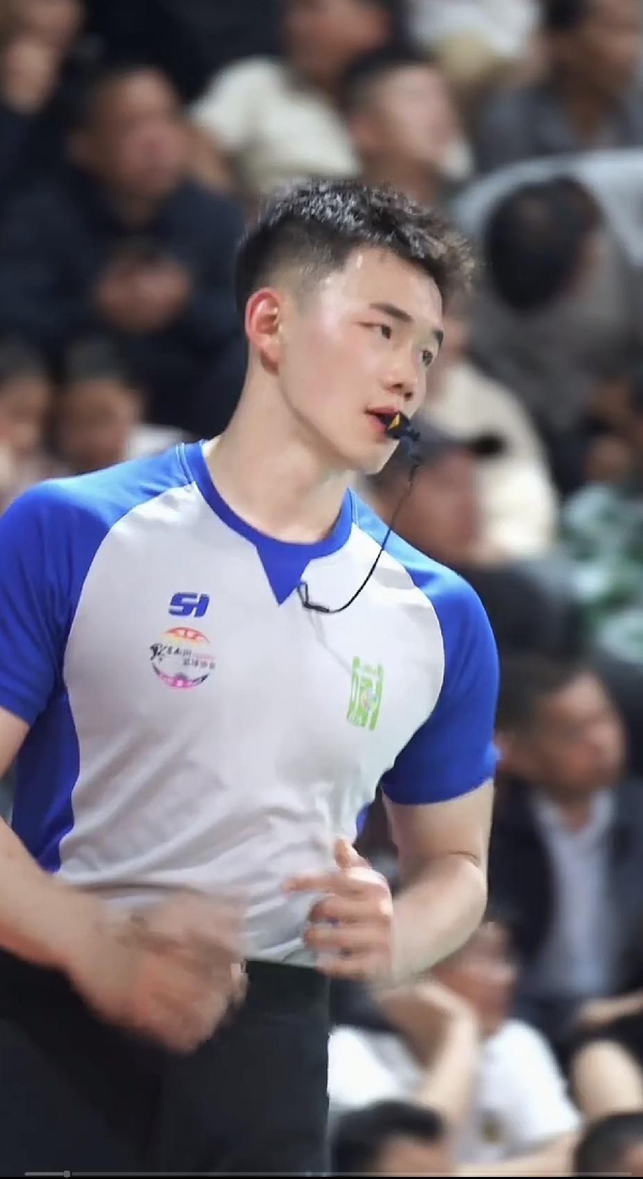 他是村NBA上最年的的裁判，因其年轻颜值高身材好在网络上迅速走红，他年轻帅气，身