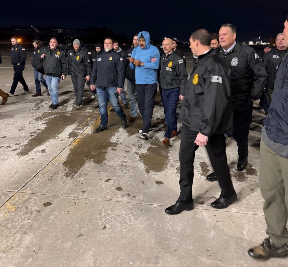 马杜罗被押后首次公开发声说来荒诞。一国元首被押至异国缉毒局，却从容道“新年快乐”