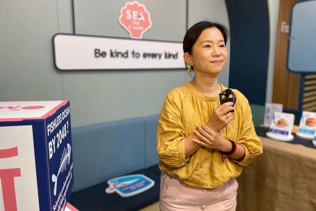 她以前是香港很出名演员，拍过不少香港电影，而且还是一位歌手，现在是草蜢和郑伊健的