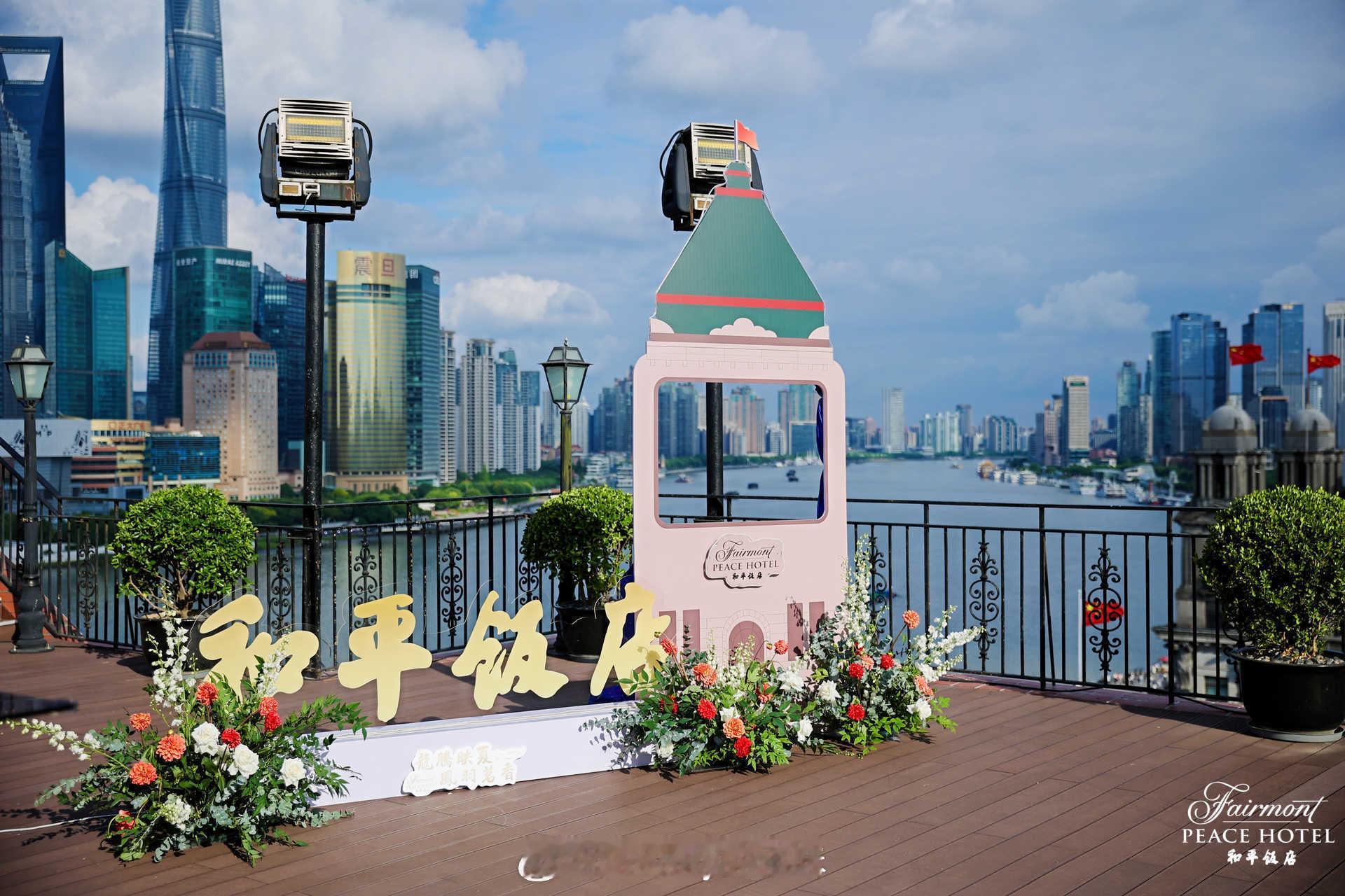 当阳光洒落在黄浦江畔，我们走进这座历史建筑，仿佛穿越回那个繁华的年代。而此刻，一