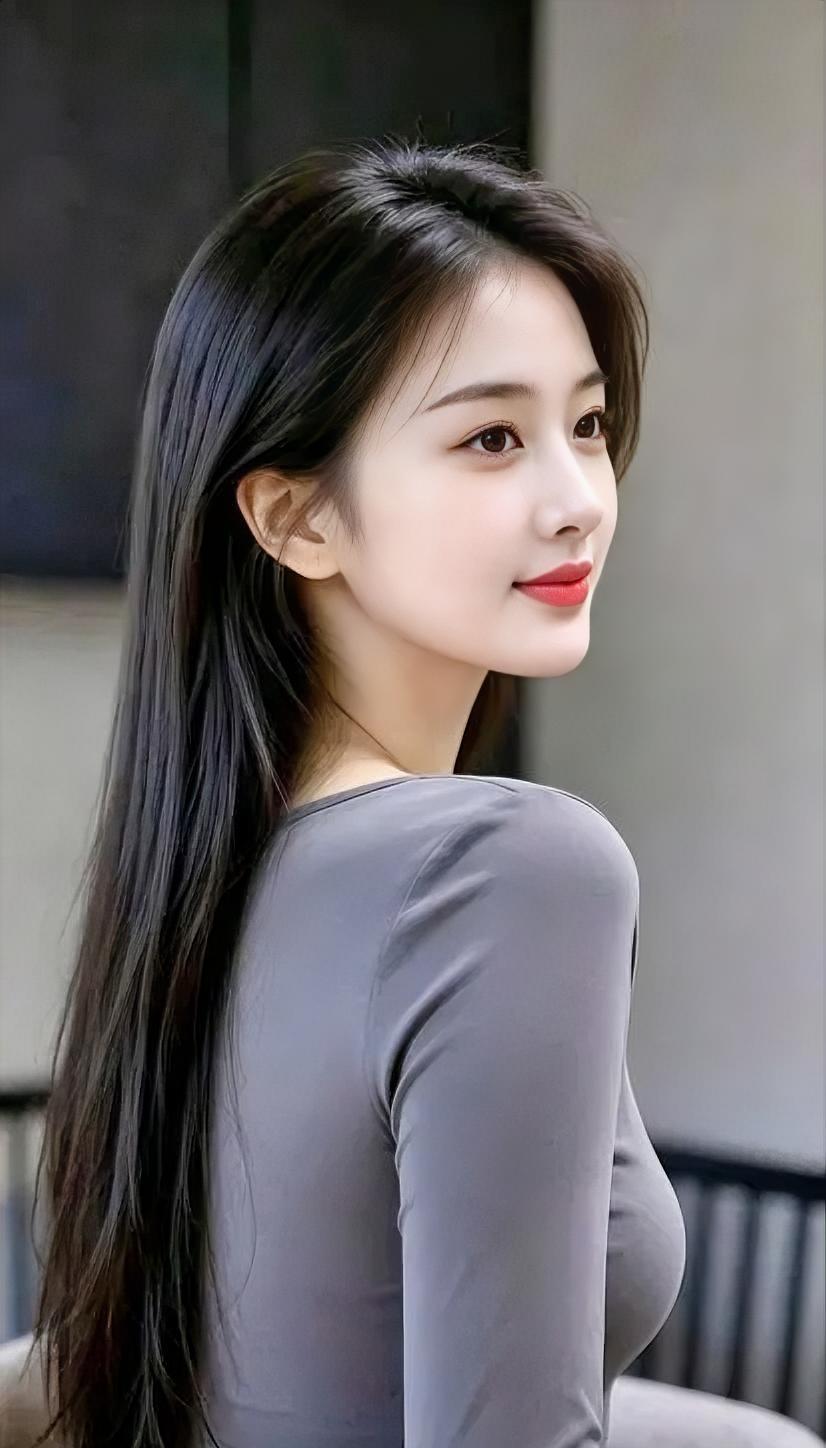 《<灰调时光的回眸>》

深灰长袖，轻裹秋日的沉静，

乌黑长发，如瀑垂落肩颈。