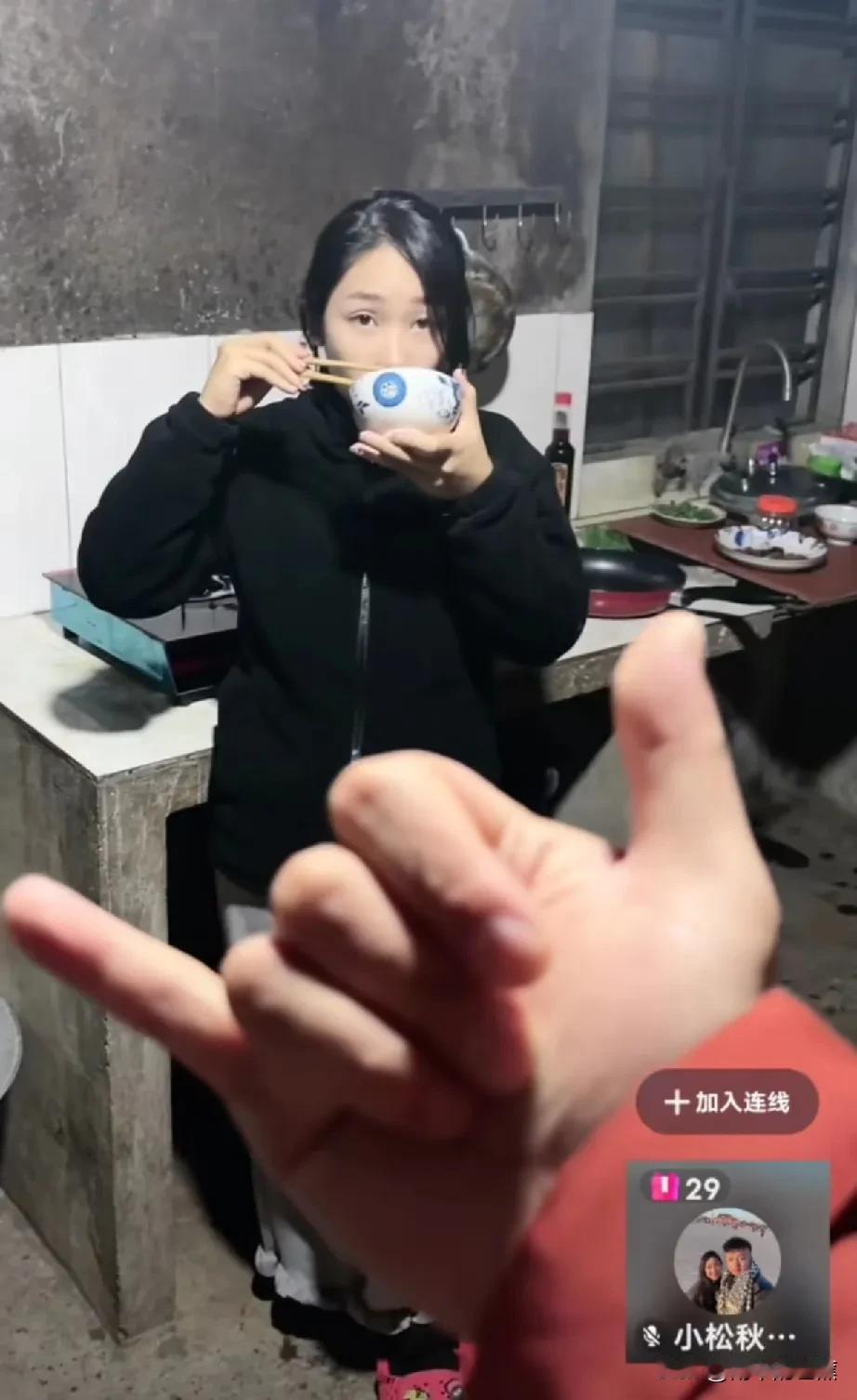 小松和秋秋就要在越南举办订婚仪式了。关于网友们关心的彩礼问题，小松在昨晚的直播时