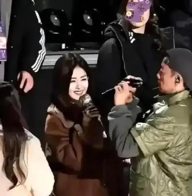 12小时抢光5万大衣
 
5万一件的大衣，120件12小时卖空。天猫说七成买家不