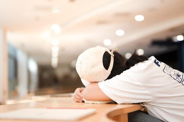 某老师发帖反应，学校实行中午12:00放学、12:40必须返校的极端作息。教师仅