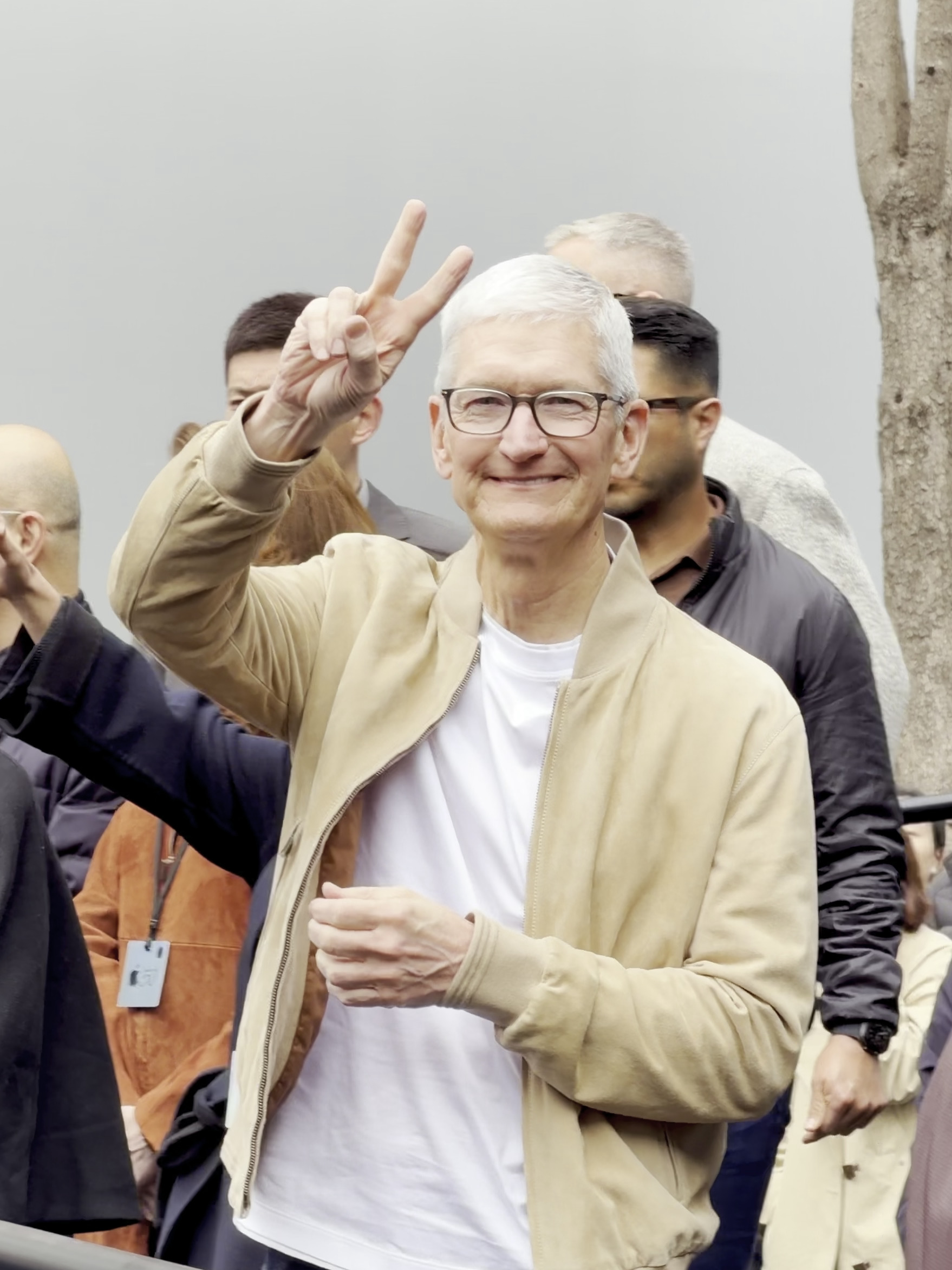一直没和Tim Cook合上影，只远远拍到他几次。今天对于很多人来说都是新的开始