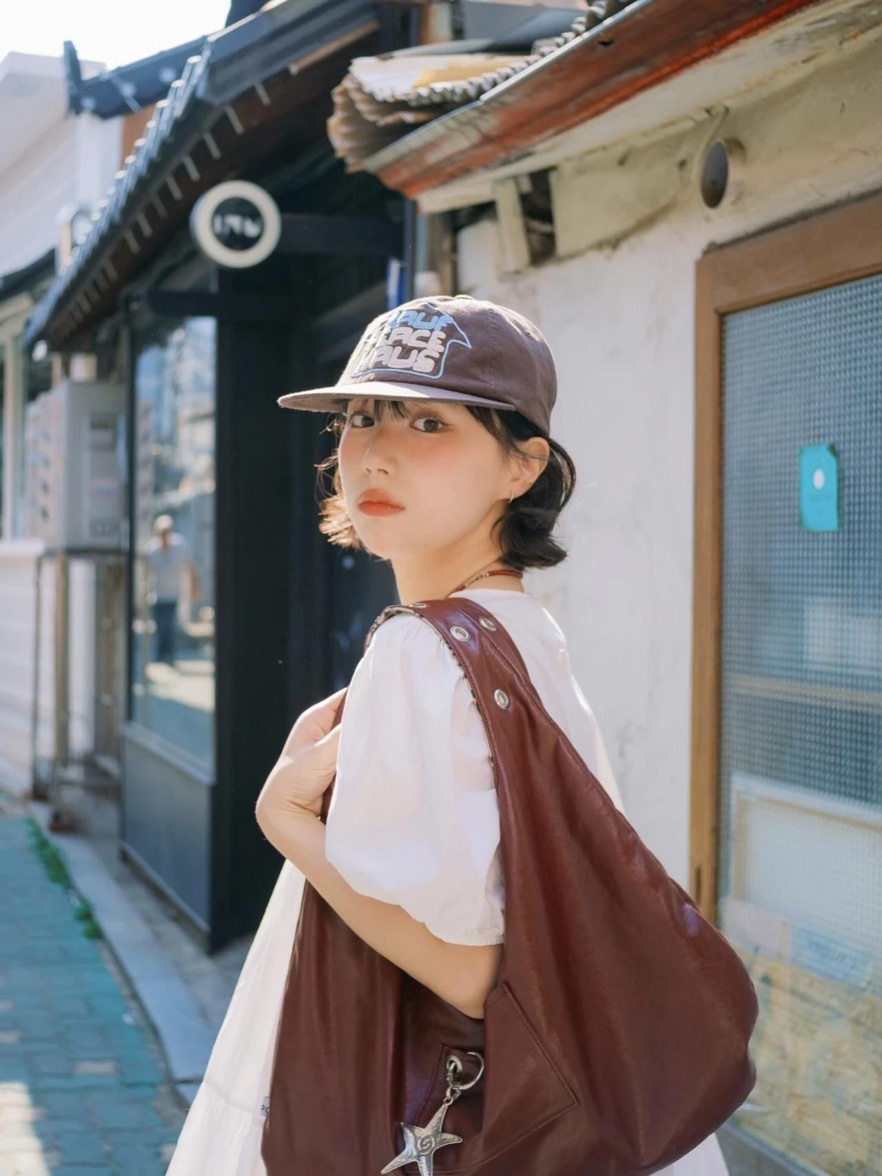 复古风穿搭，棕色棒球帽子与包包搭配，尽显时尚感！👒👜娇小玲珑的可爱女孩的穿搭