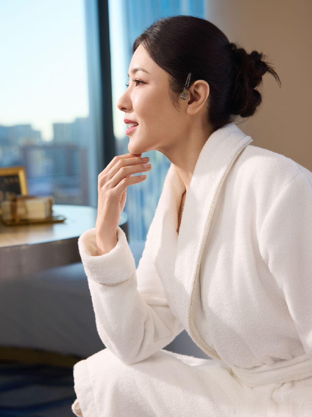 白色浴袍中的曾黎，笑容如沐春风，透过镜头都能感受到她的松弛与自然，肌肤紧致水嫩，