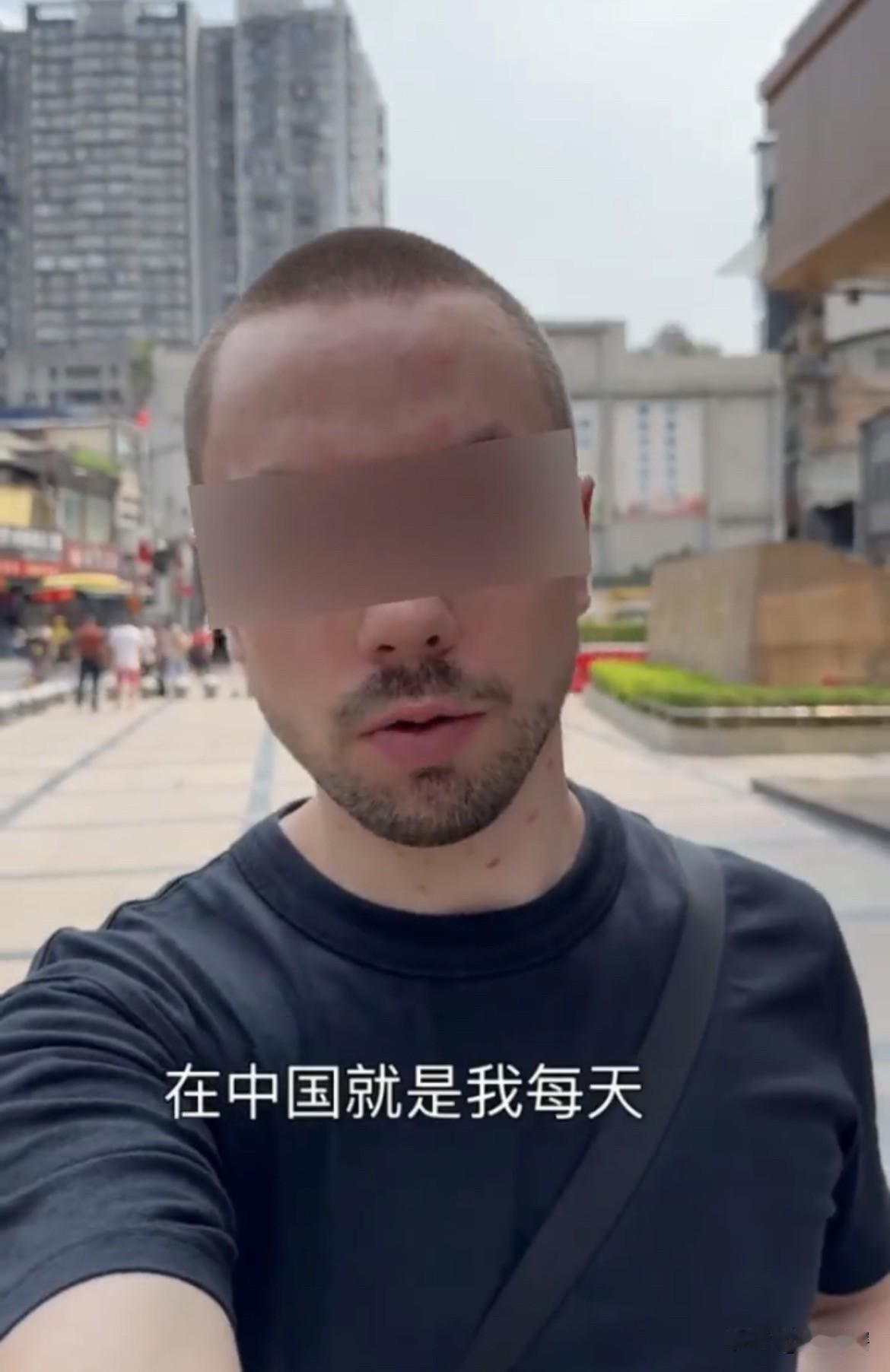 【外国男子：中国实在太吵了，必须全天戴耳机】
一名外国男子在中国旅游时称到处都很