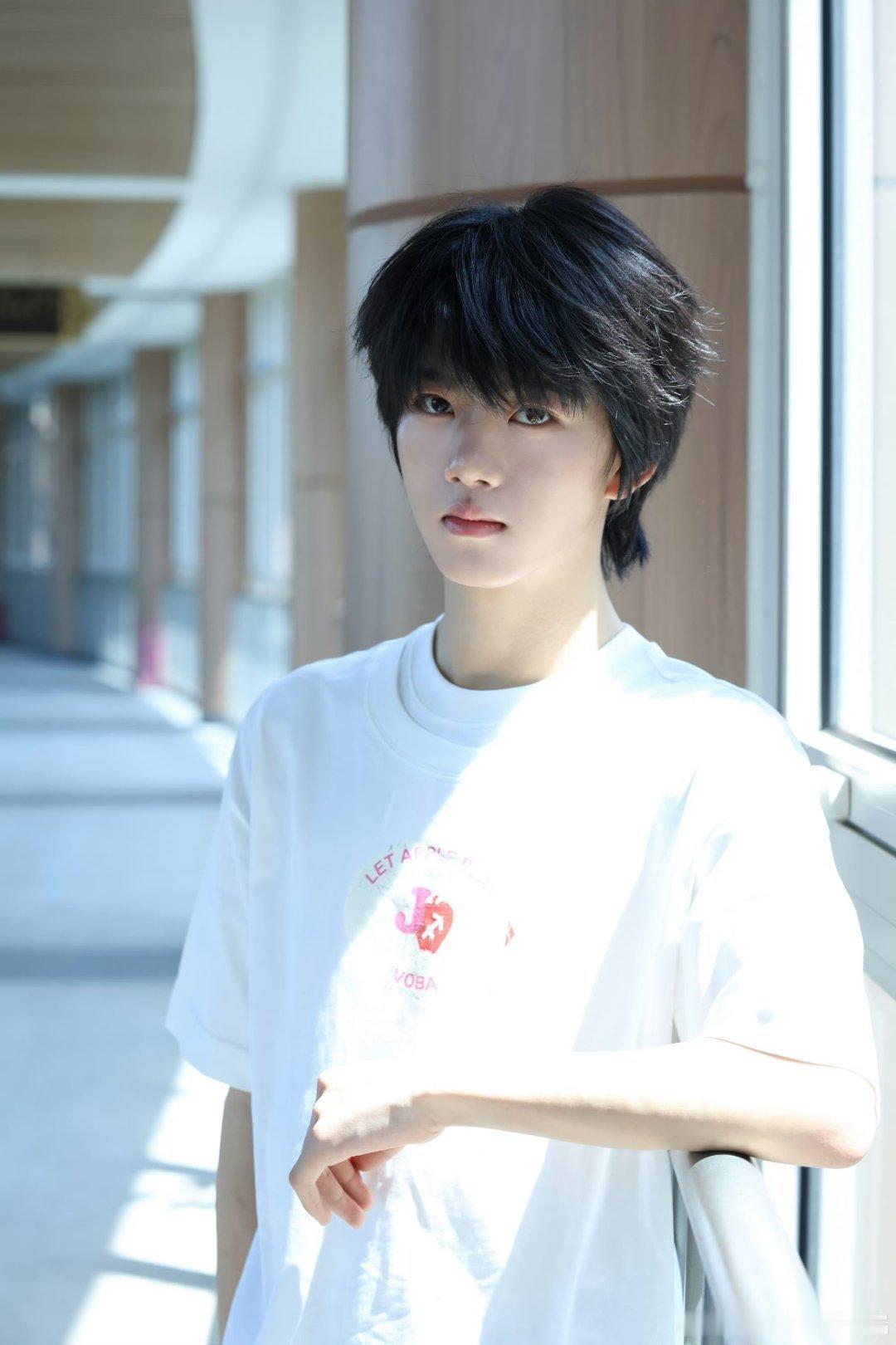 张函瑞💚张函瑞 四代第一纯血主舞💚张函瑞 四代唯一主唱黄昏像枚生锈的回形针，
