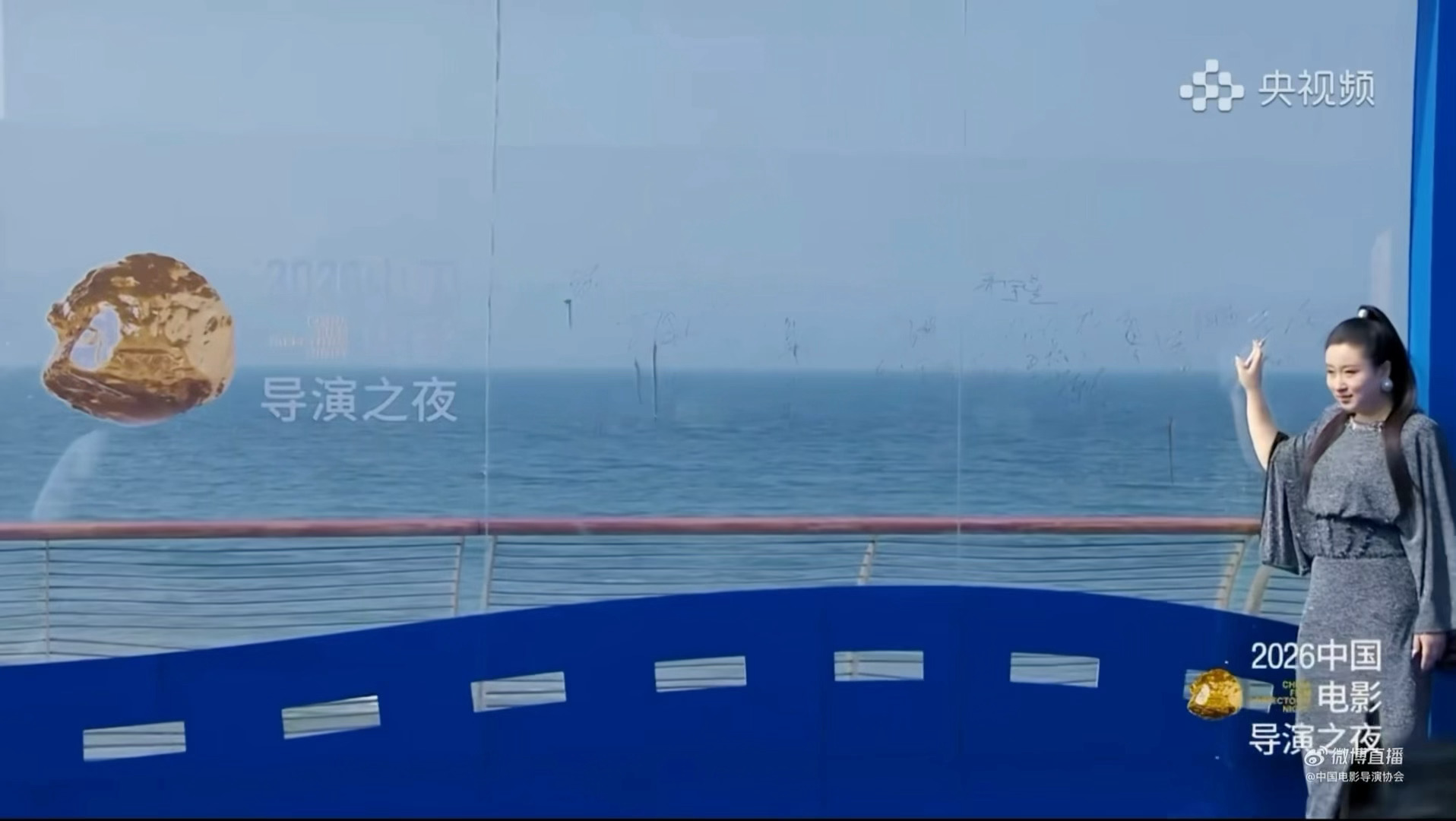 锤娜丽莎拗出了超S曲线 这套造型真的可以封神了，优雅的长裙和超S曲线相得益彰，好