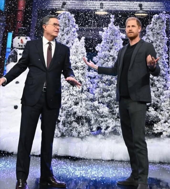 12月4日，苏塞克斯公爵哈里王子在纽约参加了斯蒂芬·科尔伯特的《深夜秀》！
对比