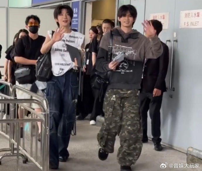云旗郝熠然机场素颜状态云旗郝熠然素颜状态 云旗郝熠然这素颜状态看上去很不错啊 