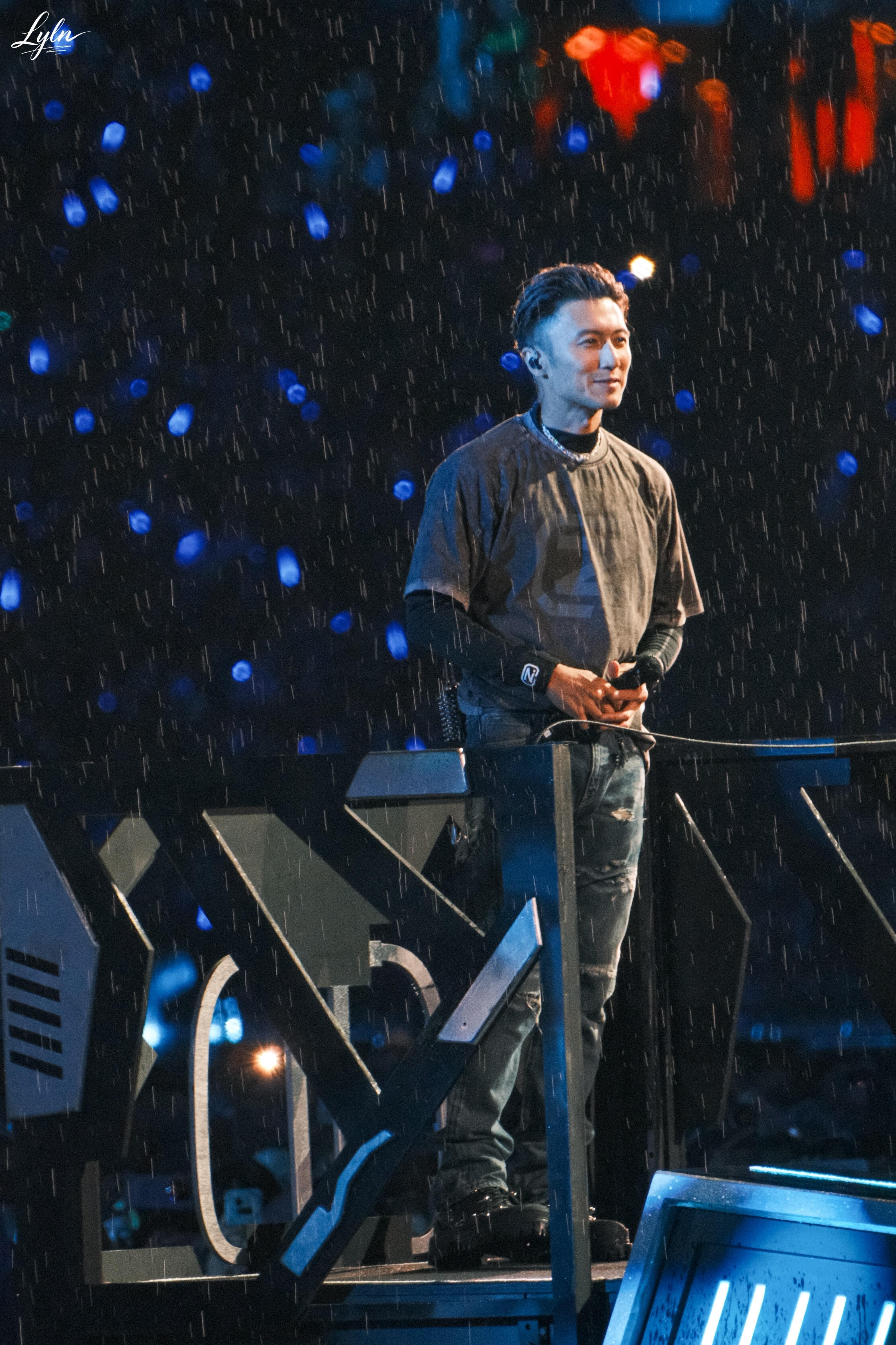 谢霆锋武汉演唱会三万人雨夜大合唱 谁懂这种又燃又浪漫的场面，雨是天然的灯光特效，