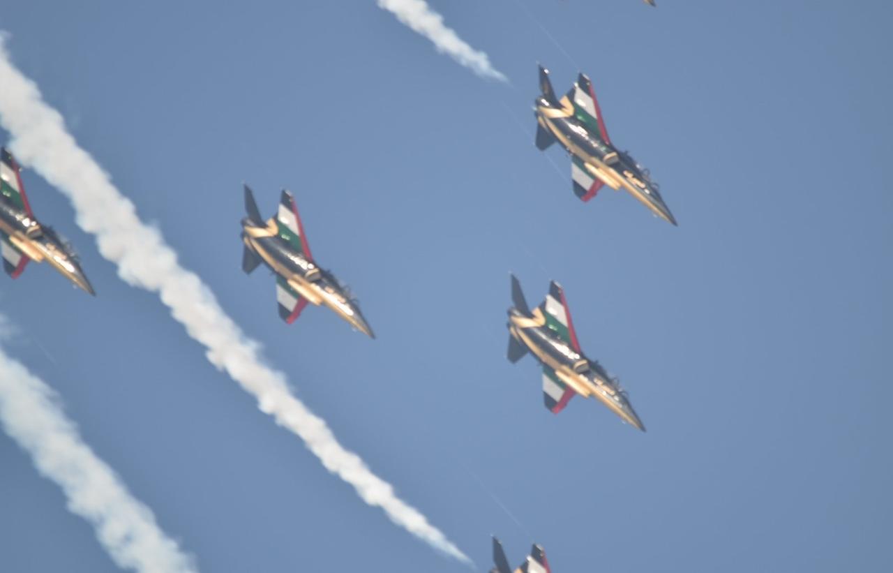 阿联酋空军骑士特技飞行表演队驾驶L-15教练机进行飞行训练，L-15这个涂装还真