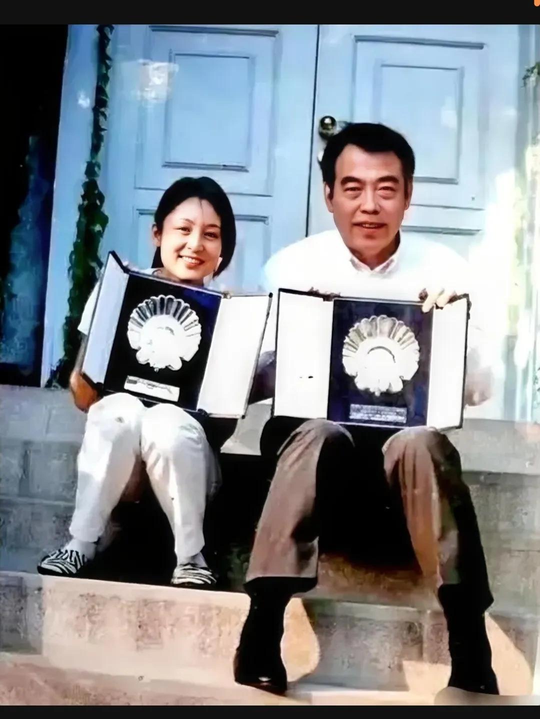 1994年，陈凯歌和陈红，留下的一张合影，呈现出了一种令人叹为观止的美感。当时的