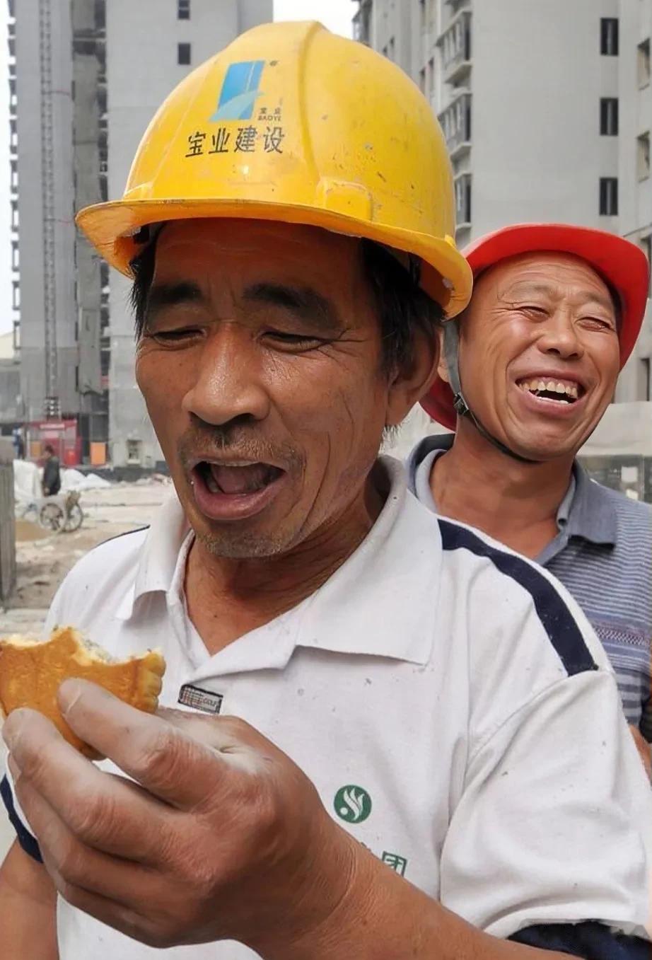 普通人想要翻身，脚踏实地干体力活行吗？可以这么说:完全没希望！

年轻人一味的追